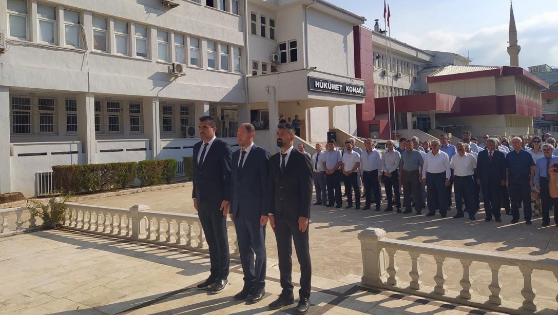 İlçe Milli Eğitim Müdürümüz Sayın Gazi Keleş İlköğretim Haftası Kapsamında Atatürk Anıtına Çelenk Sundu